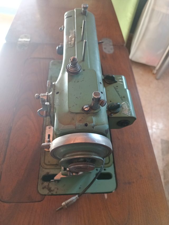 Maquina de coser Refrey modelo transforma y mueble