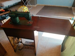 Maquina de coser Refrey modelo transforma y mueble
