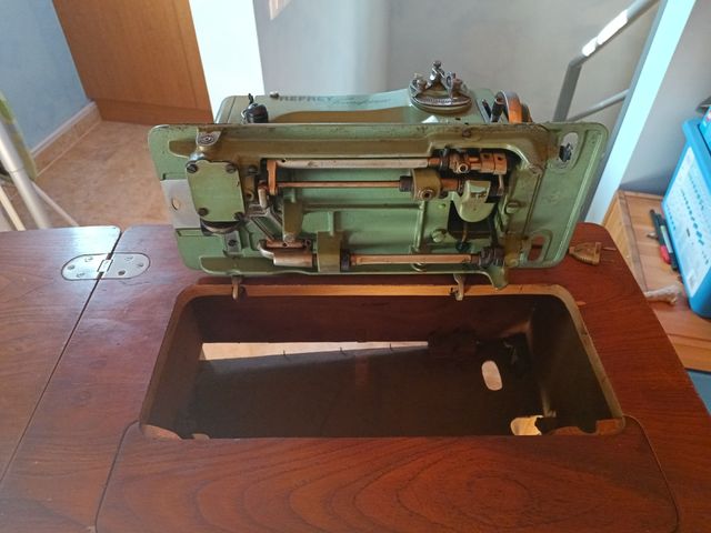 Maquina de coser Refrey modelo transforma y mueble