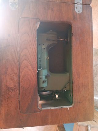 Maquina de coser Refrey modelo transforma y mueble