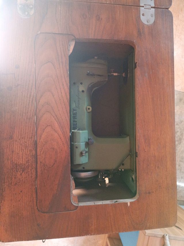 Maquina de coser Refrey modelo transforma y mueble