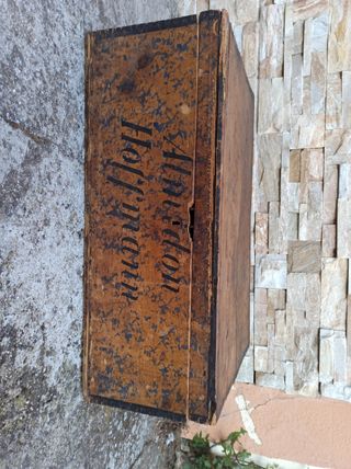 Caja baúl de madera muy antigua.