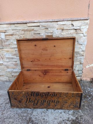 Caja baúl de madera muy antigua.