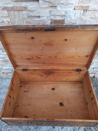 Caja baúl de madera muy antigua.