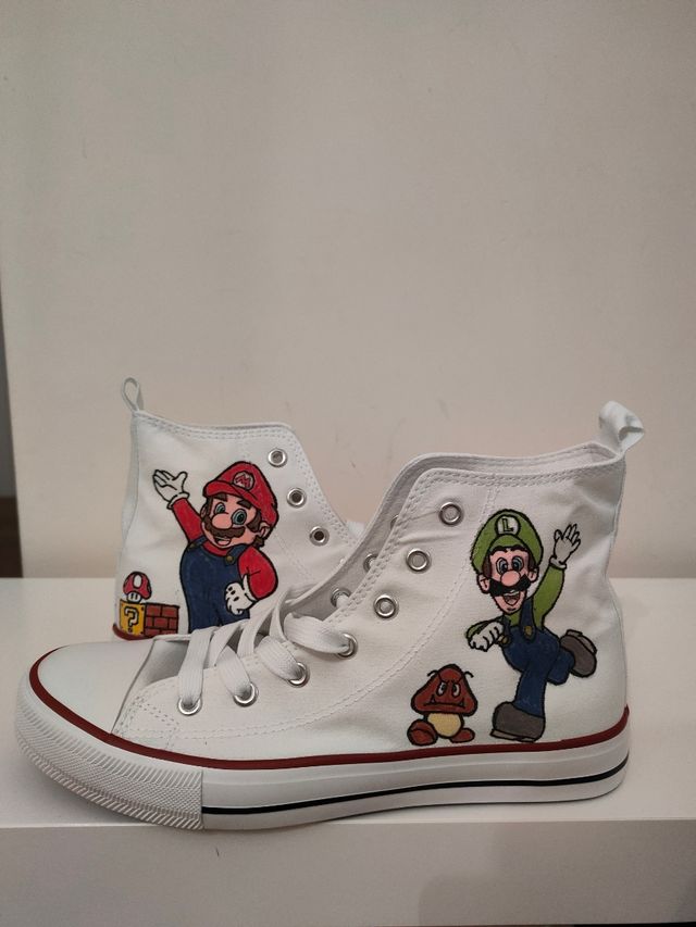 Zapatillas pintadas a mano.