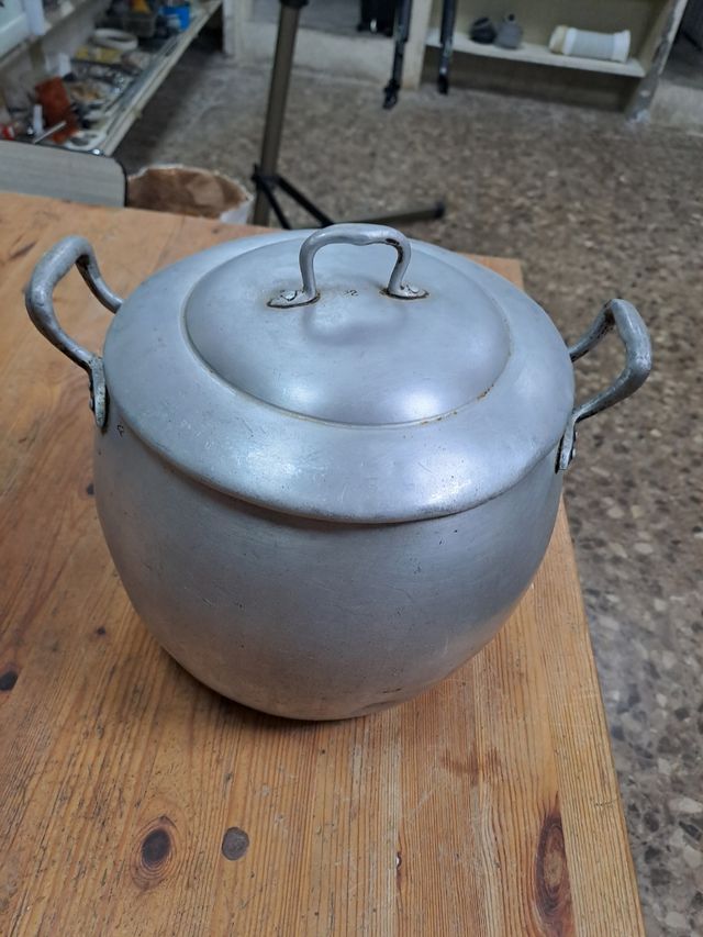 Pentola in alluminio molto vecchia