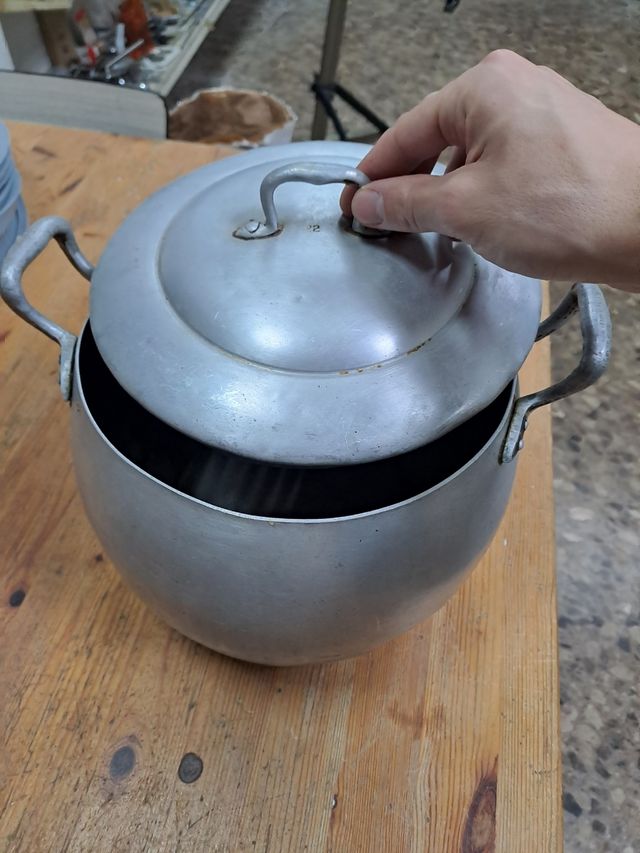Pentola in alluminio molto vecchia