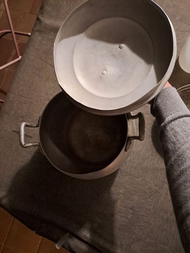 Pentola in alluminio molto vecchia