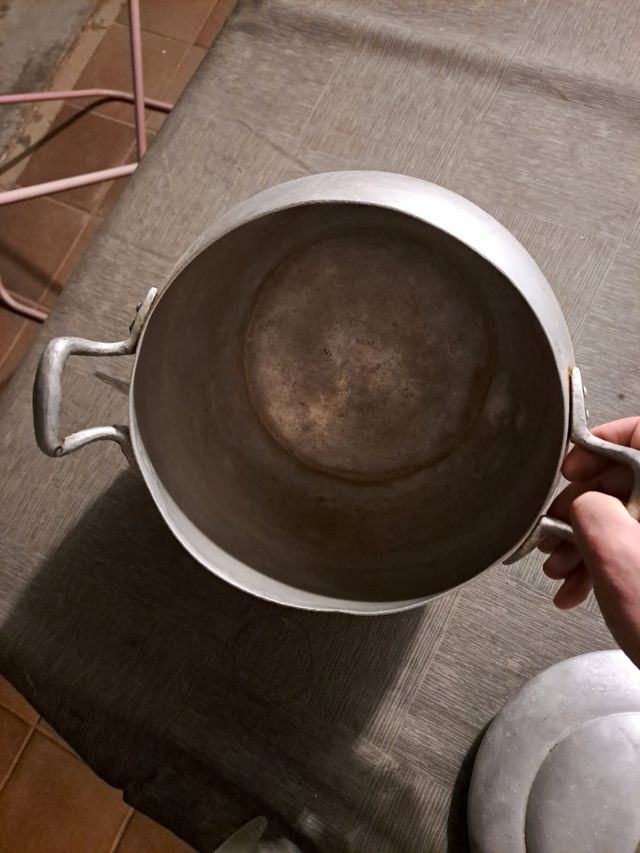 Pentola in alluminio molto vecchia
