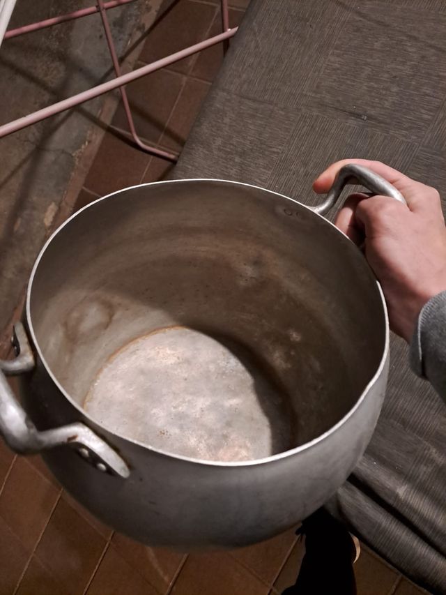 Pentola in alluminio molto vecchia