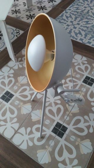 Lámpara de mesa con tripode.
