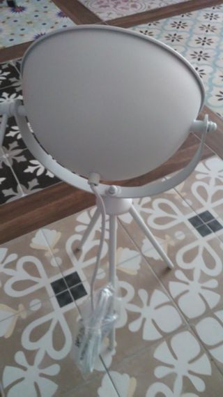 Lámpara de mesa con tripode.
