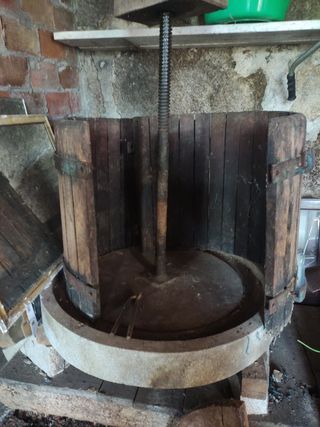 prensa de vino antigua
