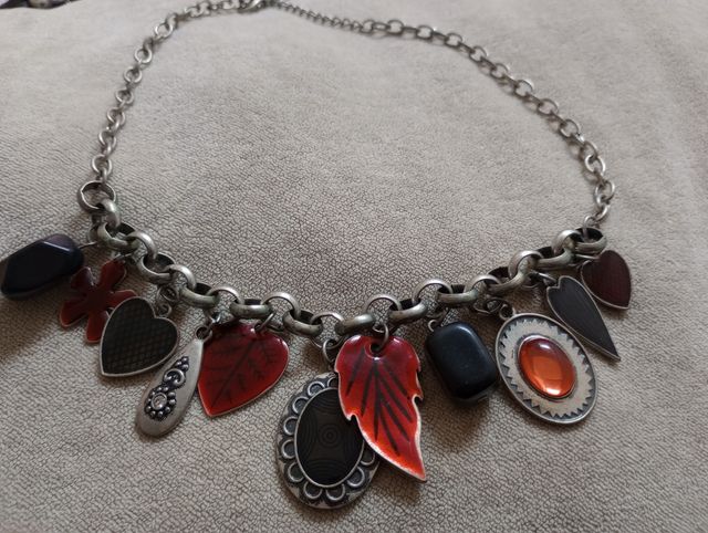 Original collar en rojos y negros