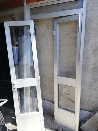 Puerta de aluminio y cristal y puerta de hierro 