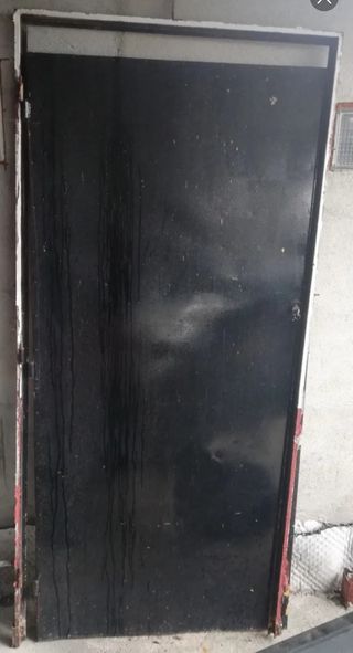 Puerta de aluminio y cristal y puerta de hierro 