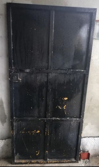 Puerta de aluminio y cristal y puerta de hierro 