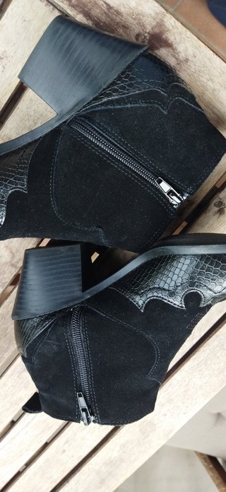 Botín cowboy de piel de Zara negro .T.38
