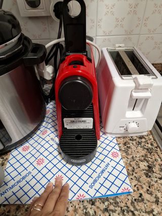 Nespresso De'Longhi Essenza Mini EN85.R - Cafetera