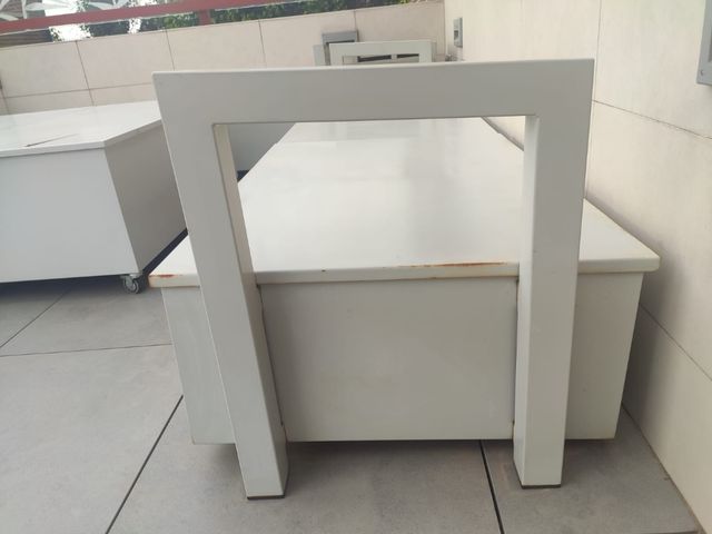 Conjunto sillones y mesa metálicos de almacenaje.