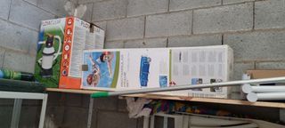 Piscina con bomba y escalera