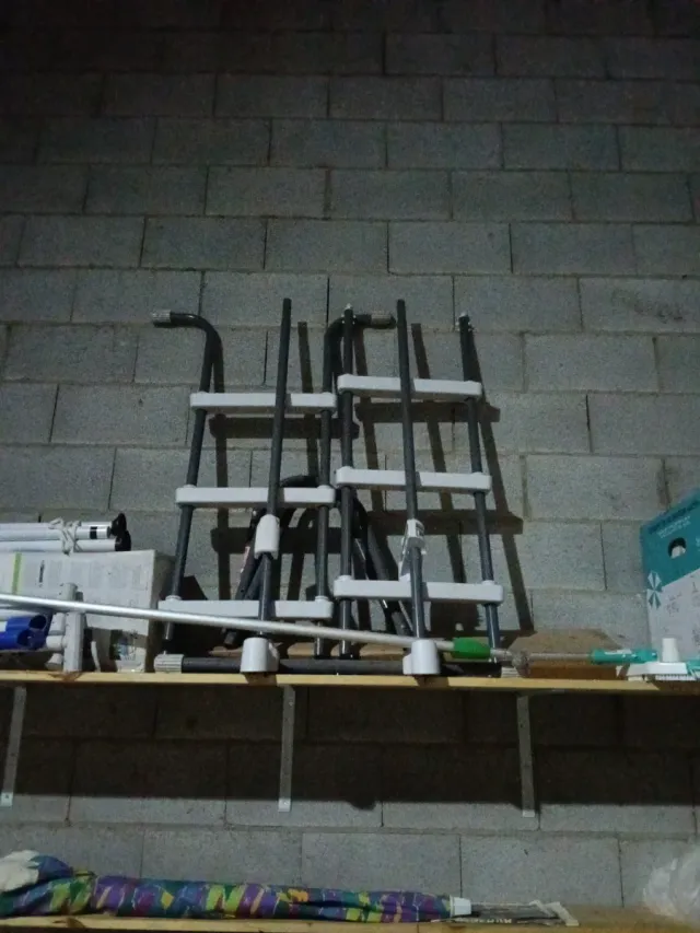 Piscina con bomba y escalera