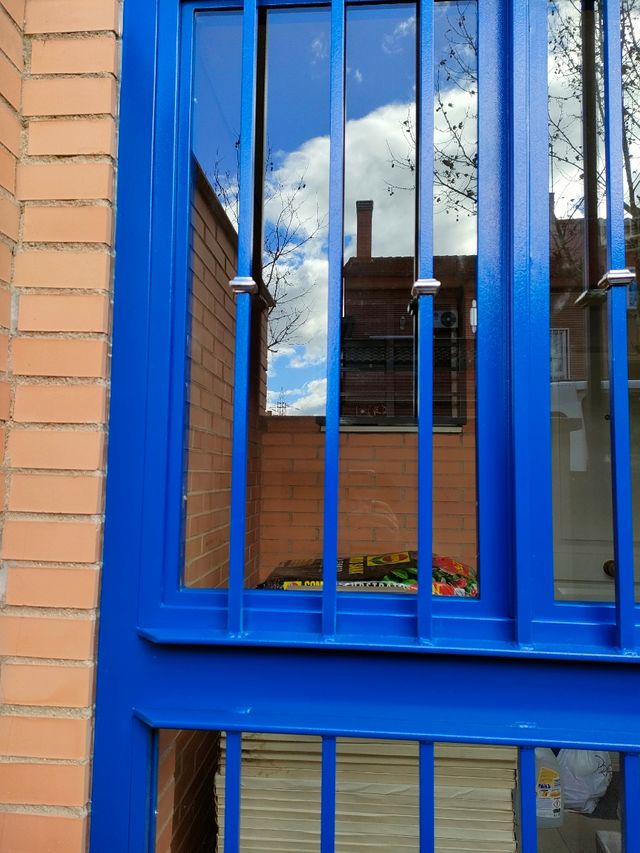 Enrejados metálicos con cristal.