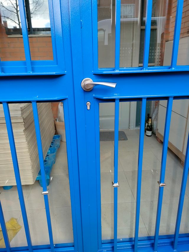 Enrejados metálicos con cristal.