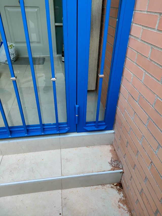 Enrejados metálicos con cristal.