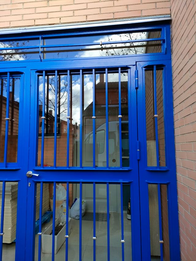 Enrejados metálicos con cristal.