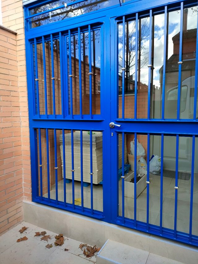 Enrejados metálicos con cristal.