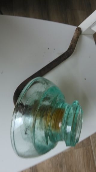 Antiguo aislante de cristal verde del tendido