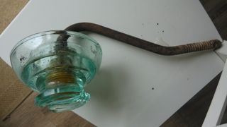 Antiguo aislante de cristal verde del tendido