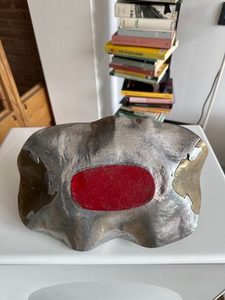 Escultura estilo brutalista Marshall