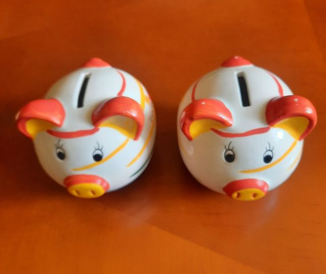 2 huchas de cerditos.
