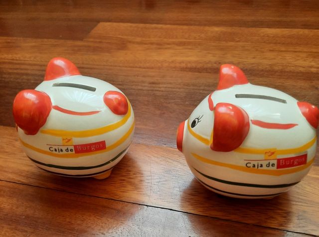 2 huchas de cerditos.