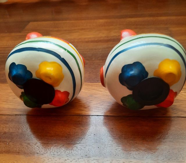 2 huchas de cerditos.