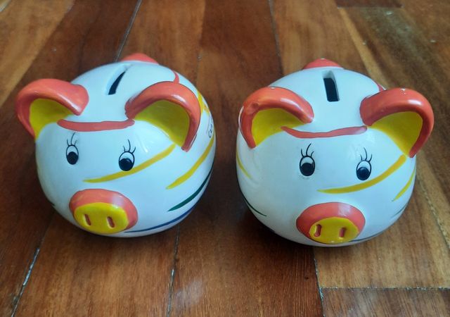 2 huchas de cerditos.