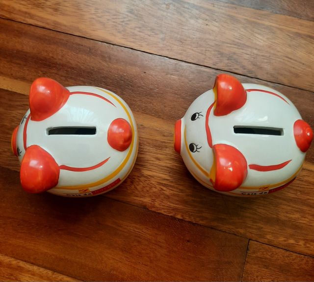 2 huchas de cerditos.