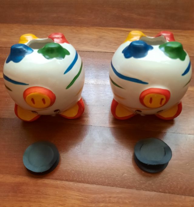 2 huchas de cerditos.