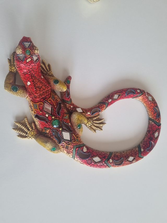 Dos figuras para decoración de pared