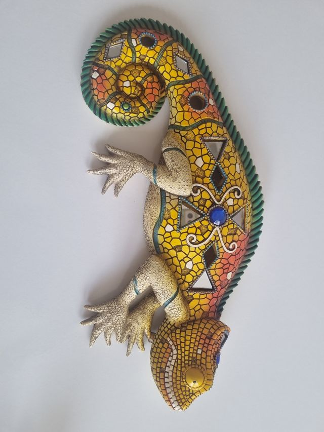 Dos figuras para decoración de pared