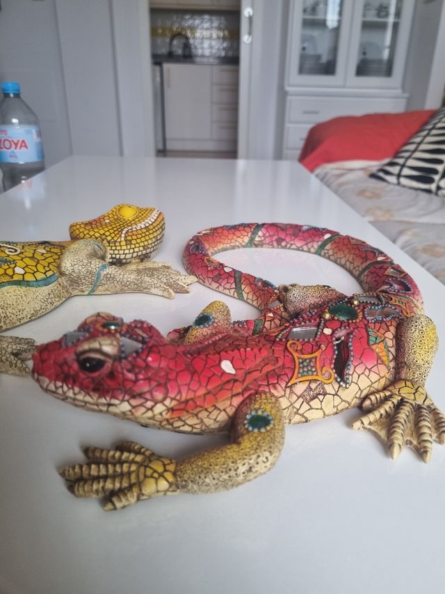 Dos figuras para decoración de pared