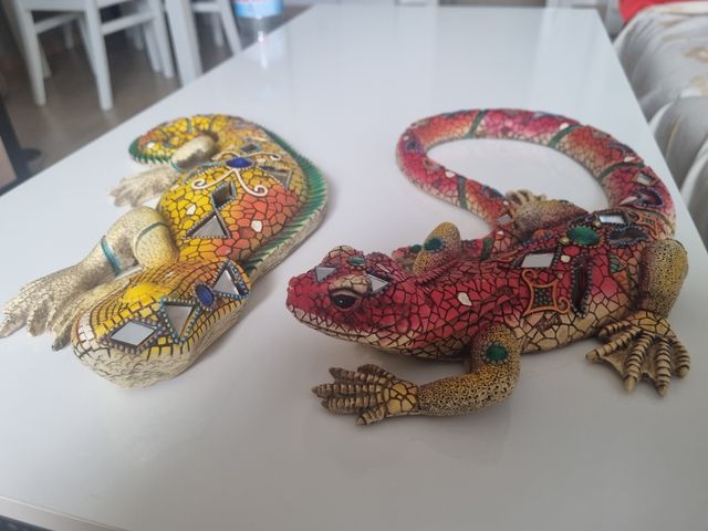 Dos figuras para decoración de pared