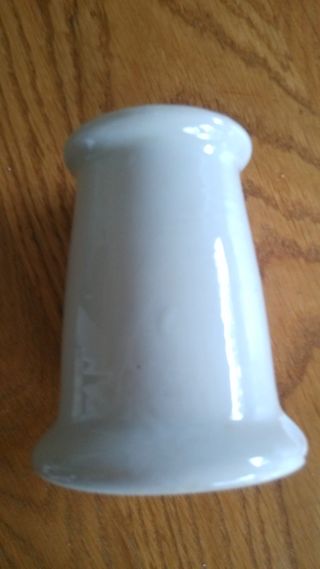 Antiguo aislante cerámica con cosque