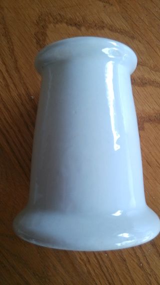 Antiguo aislante cerámica con cosque