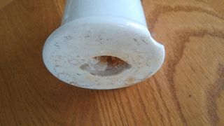 Antiguo aislante cerámica con cosque