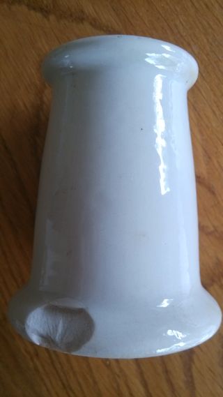 Antiguo aislante cerámica con cosque