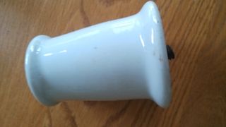 Antiguo aislante de cerámica de tendido