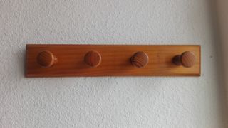 Perchero de madera para cuatro prendas.